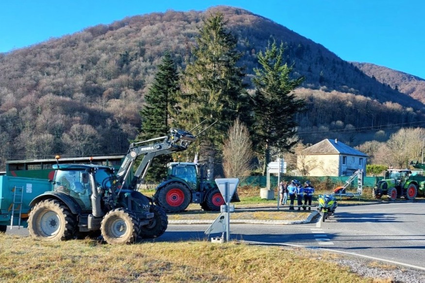 Hautes-Pyrénées : les agriculteurs débutent le nettoyage des déchets agricoles en échange du retrait de plaintes