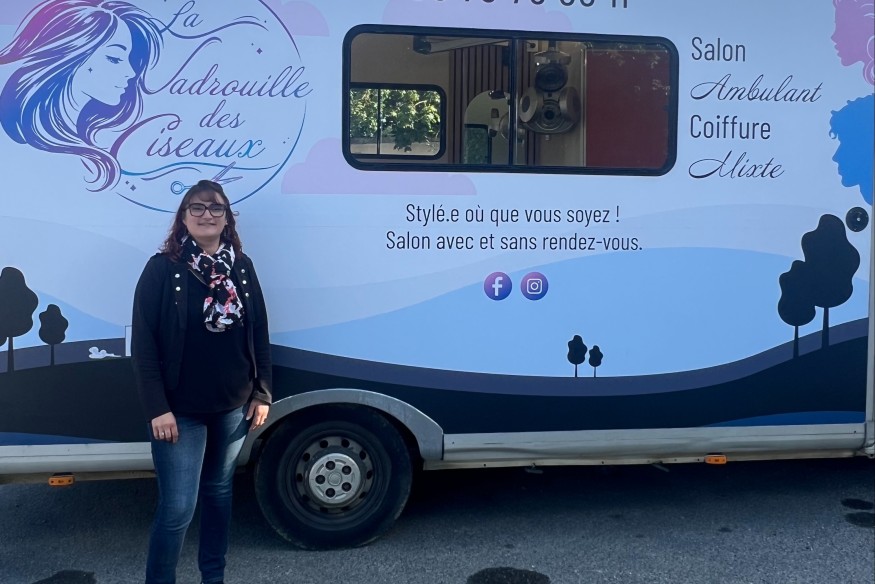 Gers : avec son camion aménagé en salon de coiffure, Sandra pose ses valises dans les villages sans salon